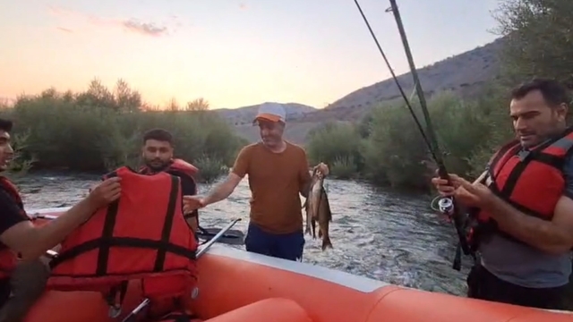 Suların yükselmesi sonucu nehir ortasındaki adada mahsur kalan 2 kişi kurtarıldı
Dağcılar rafting botuyla bu kez can için yarıştılar: Adada mahsur kalan 2 kişi kurtarıldı
Ölümden döndü, tuttuğu balıkları gösterip tek bir cümle söyledi: "Her şey bunlar için"