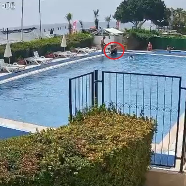 Havuzda boğulma tehlikesi geçiren çocuğu görevli kurtardı; o anlar kamerada