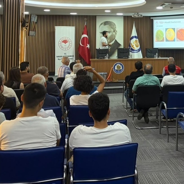 Tarsus'ta turunçgil üreticilerine doğru hasat eğitimi