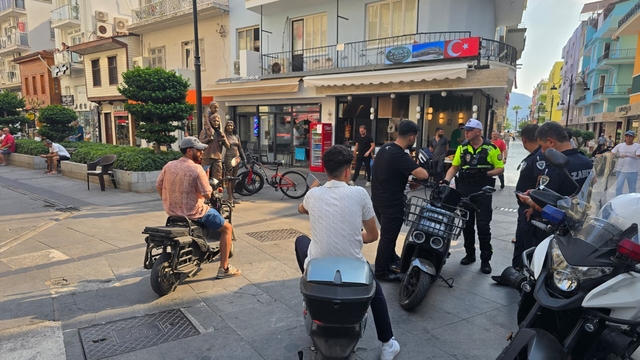 Marmaris Çarşısı'nda motosikletlere ortak denedim