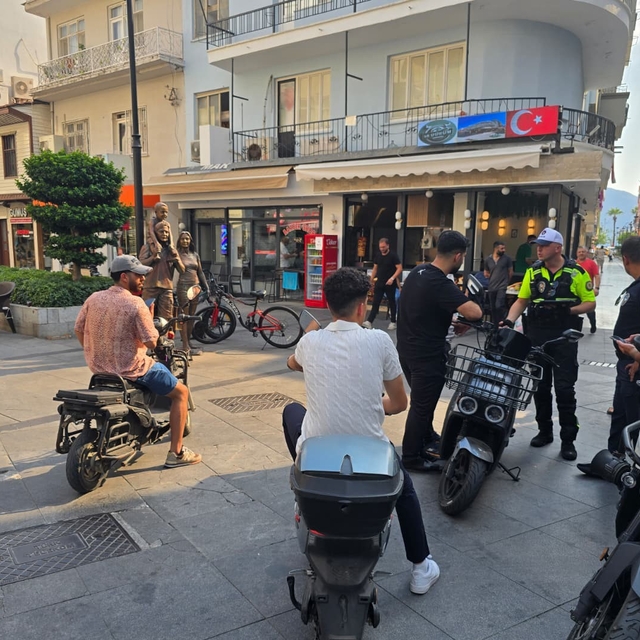 Marmaris Çarşısı'nda motosikletlere ortak denedim