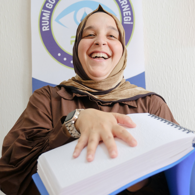 18 yaşında görme yetisini kaybetti, annesinin sözleriyle hayata yeniden tut...