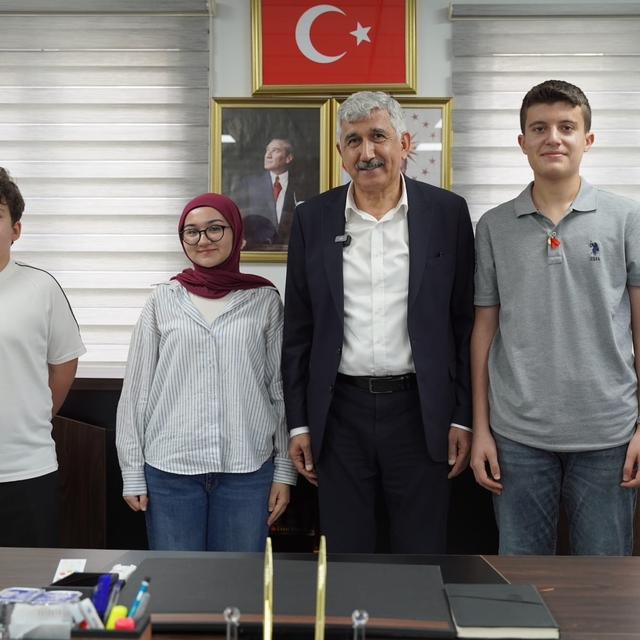 Başkan Hallaç, başarılı öğrencileri halkın makamında ağırladı