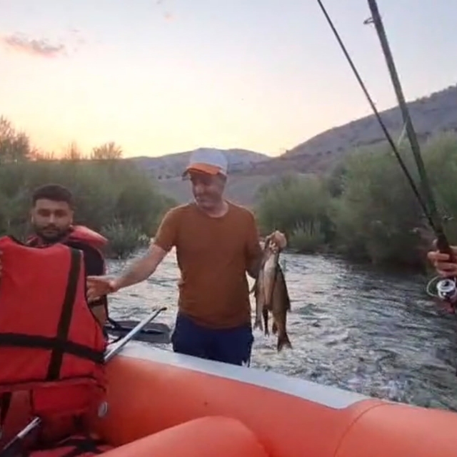 Suların yükselmesi sonucu nehir ortasındaki adada mahsur kalan 2 kişi kurta...