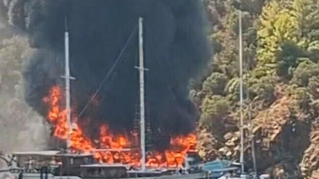 Fethiye'de koydaki tekne yandı, 115 yolcu suya atladı