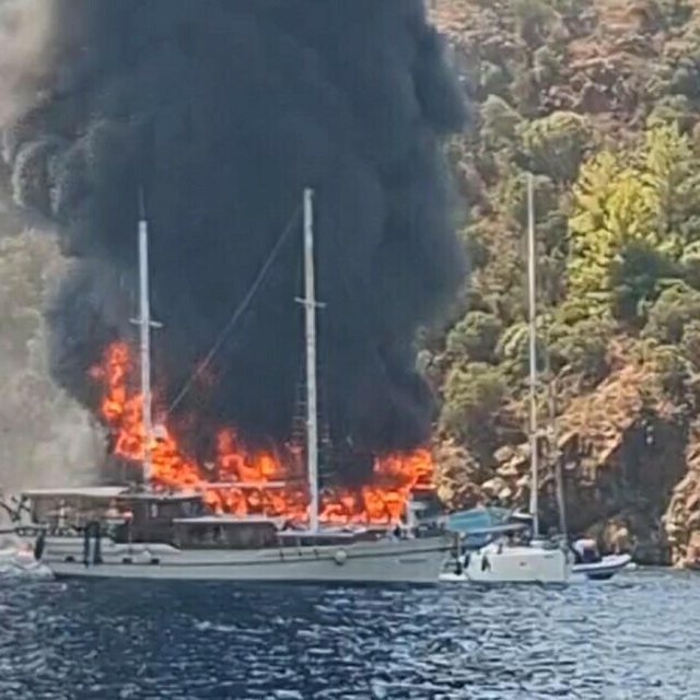 Fethiye'de koydaki tekne yandı, 115 yolcu suya atladı