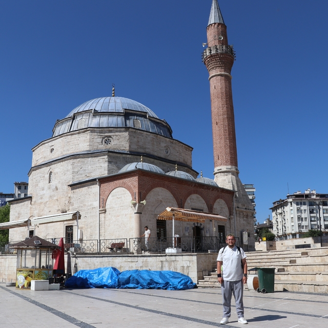 İlahi aşkla yeniden yollara düştü, hedefi yürüyerek Kabe'ye ulaşmak
Yaya ol...