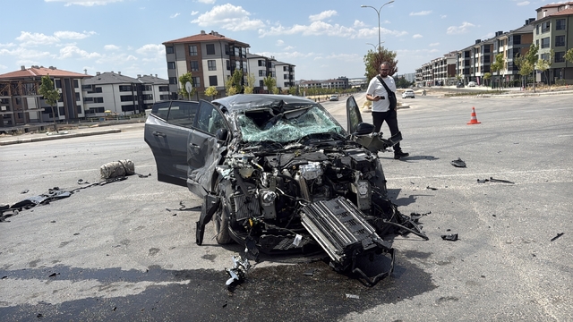 Eskişehir'de otomobil tuğla yüklü tırla çarpıştı: 1 yaralı