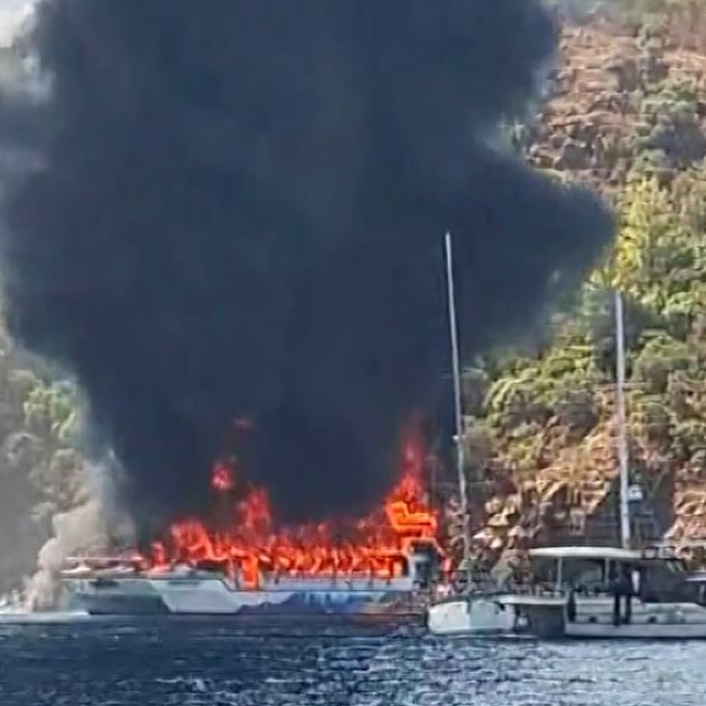 Fethiye'de gezi teknesi alev aldı: 115 kişi denize atladı