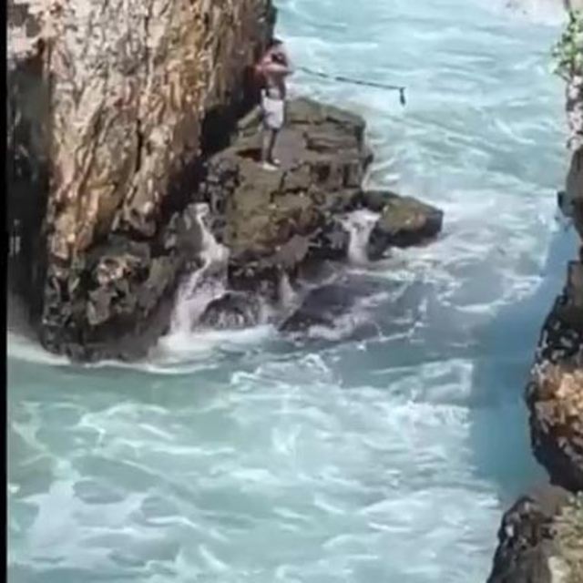 Yasağa rağmen denize girdi kayalıklarda mahsur kaldı