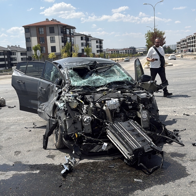 Eskişehir'de otomobil tuğla yüklü tırla çarpıştı: 1 yaralı