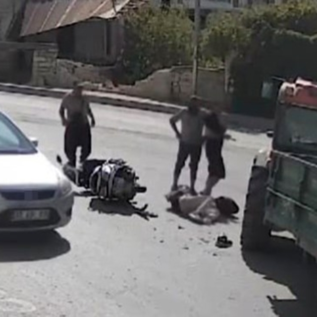 Mersin'de motosiklet traktörle çarpıştı: 1 yaralı