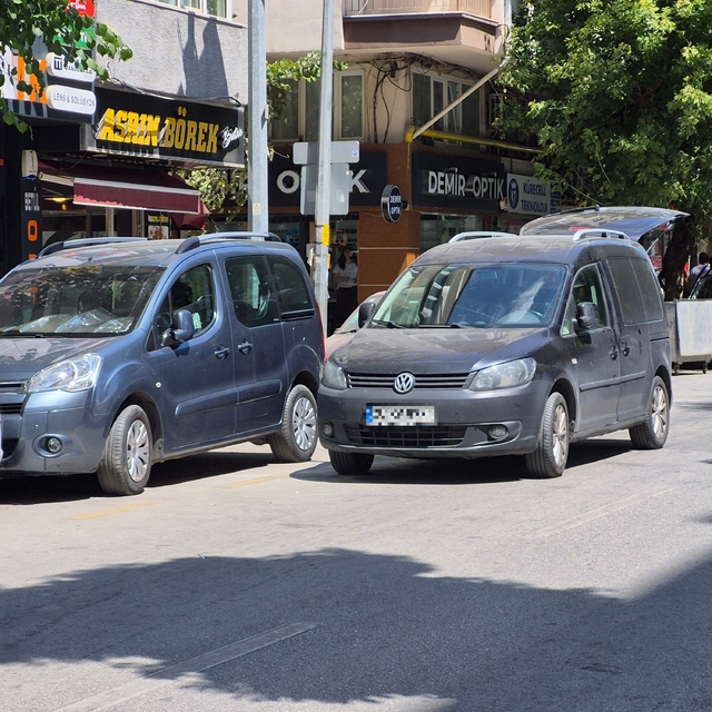 Şair Fuzuli Caddesi çift sıra parktan kurtulamıyor