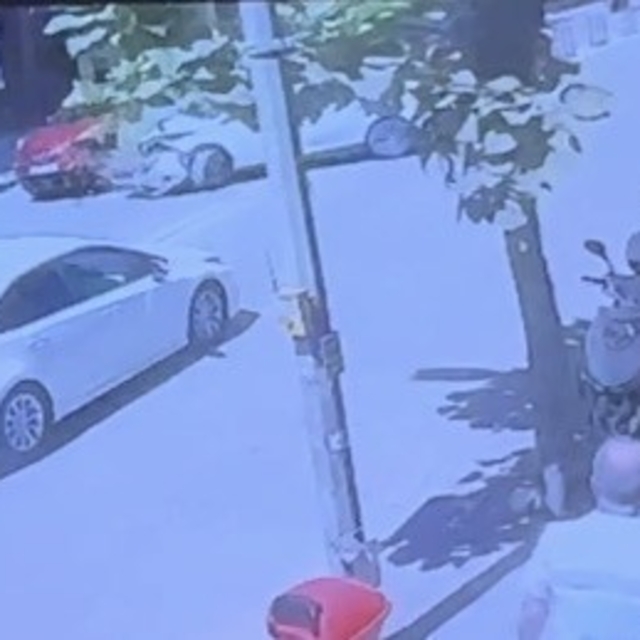 Eskişehir'de U dönüşü yapan otomobile başka bir otomobilin çarpma anı kamer...