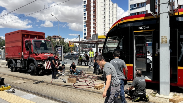 Tramvayın altında kalıp ağır yaralandı