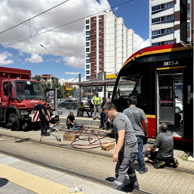 Tramvayın altında kalıp ağır yaralandı