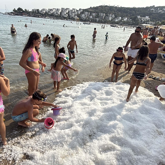 Bodrum'da sahile dökülen 2 ton buzla serinlediler