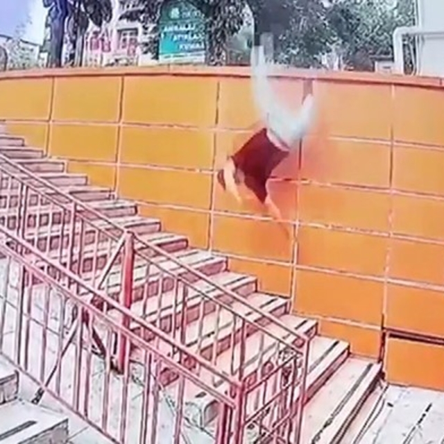 Beton blokta uzandı, dengesini kaybedip merdivenlere düştü
Güvenlik kameras...