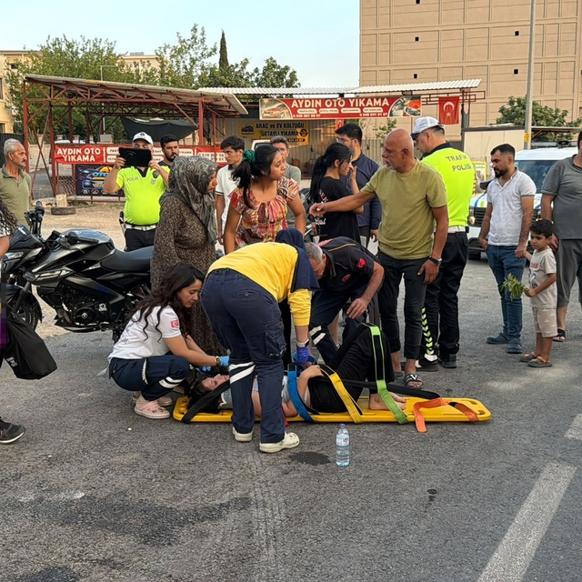 Ehliyetsiz sürücü, motosikletiyle otomobile çarptı: 2 yaralı