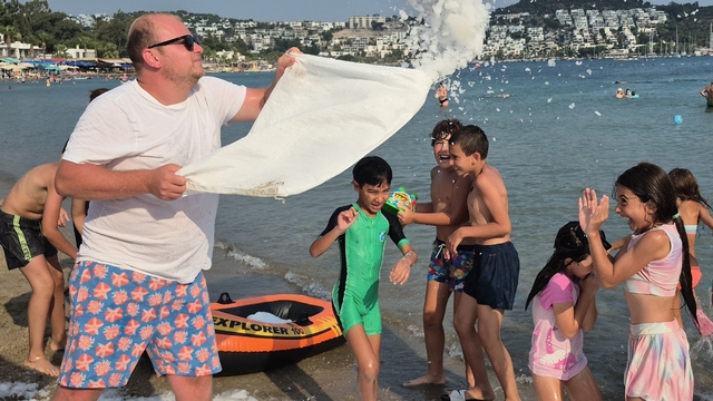 Sıcaktan kavrulan Bodrum'da sahile 2 ton buz döküldü
