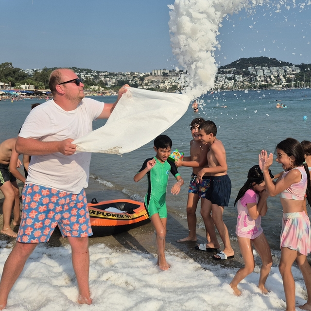 Sıcaktan kavrulan Bodrum'da sahile 2 ton buz döküldü