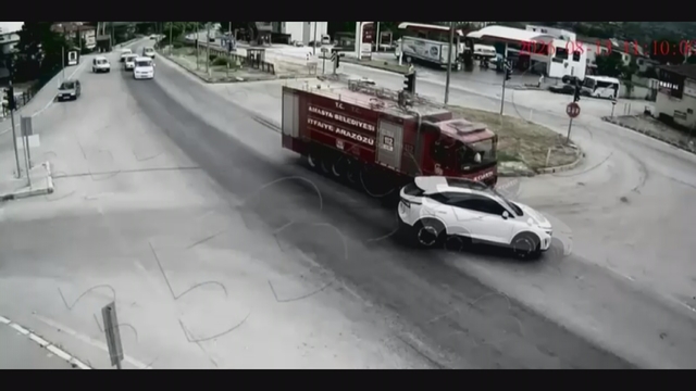 Yangına giden itfaiye aracı ile otomobilin çarpıştığı kaza kamerada: 1 yaralı