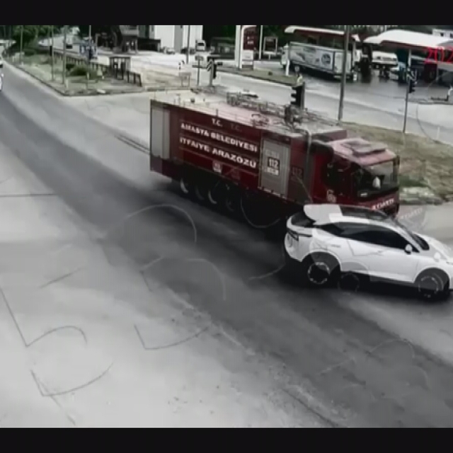 Yangına giden itfaiye aracı ile otomobilin çarpıştığı kaza kamerada: 1 yara...