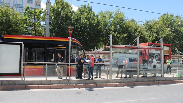 Tramvayın çarptığı kadın genç kadın ağır yaralandı