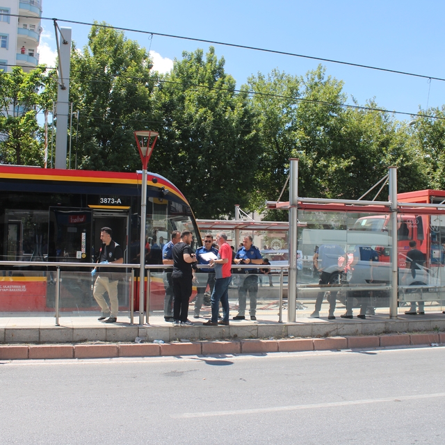 Tramvayın çarptığı kadın genç kadın ağır yaralandı