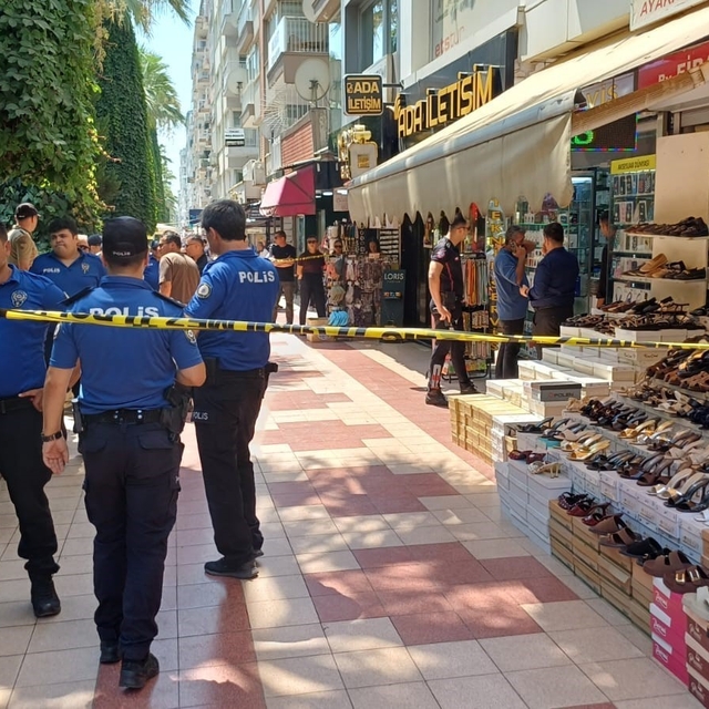 Aydın'daki telefoncu cinayetinde 3 şüpheli 24 saat sonra teslim oldu
Cinaye...