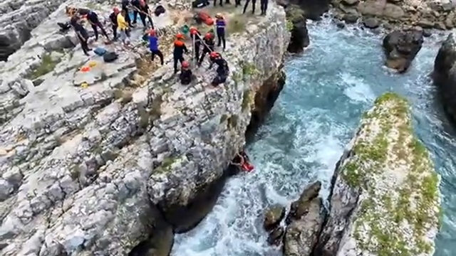 Kayalıklarda halatlı kurtarma