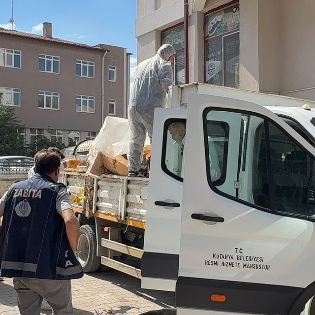 Kütahya'da emekli profesörün iki dairesinden tonlarca eşya ve çöp çıktı