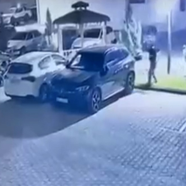 Siteye girip aracın camını kırdılar: O anlar kamerada