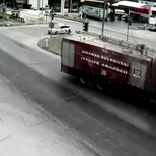Amasya'da yangına giden itfaiye aracı otomobile çarptı