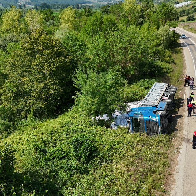 Sinop'ta kontrolden çıkan tır yan yattı: 3 yaralı