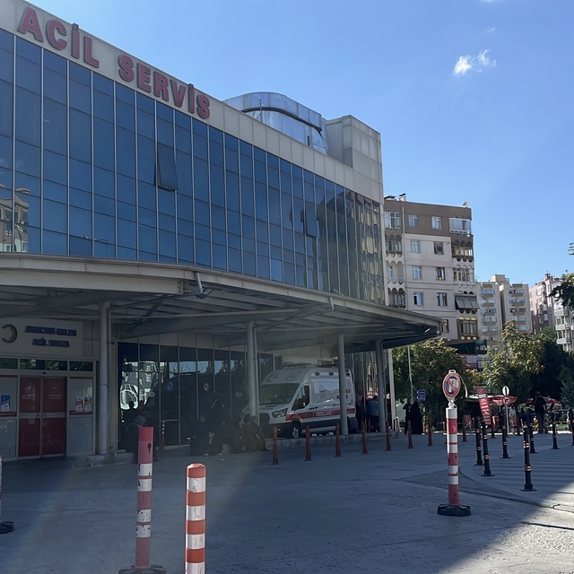 Tartıştığı kişiler tarafından bıçaklanan 18 yaşındaki genç hayatını kaybett...