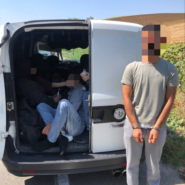 Edirne'de durdurulan araçta 12 kaçak göçmen yakalandı
