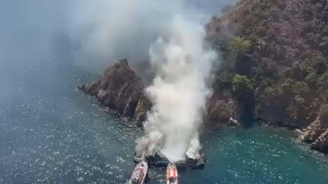 Fethiye'de koydaki tekne yandı, 115 yolcu suya atladı (2)