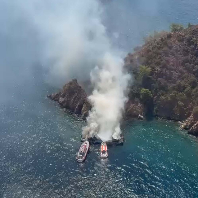 Fethiye'de koydaki tekne yandı, 115 yolcu suya atladı (2)