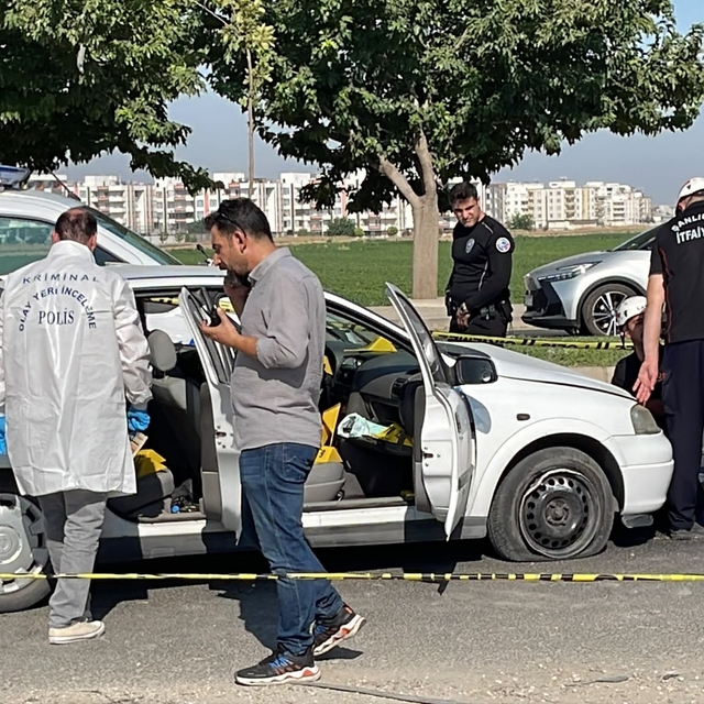 Kırmızı ışıkta bekleyen otomobildekilere saldırı; 1 ölü, 2 yaralı