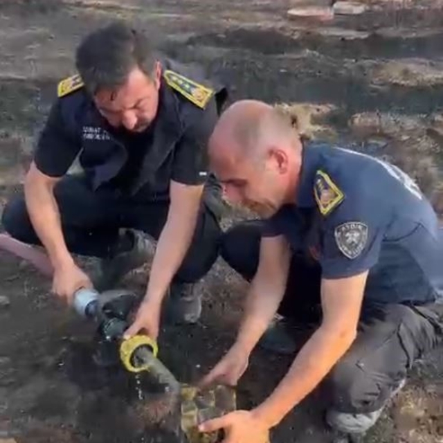 İtfaiye erleri alevlerin arasında kalan kaplumbağayı böyle kurtardı