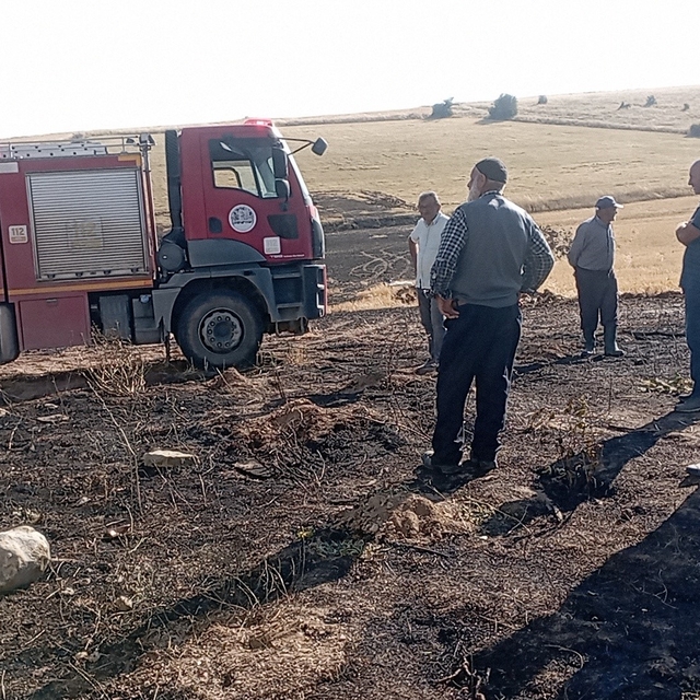 Ocaklıktan çıkan kıvılcımlar otluk alanda yangına neden oldu