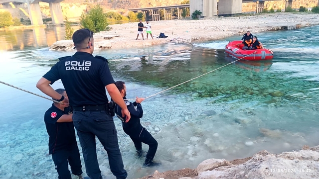 Piknik yaparken köprü altında mahsur kalan 6 kişi kurtarıldı
Fırat Nehri üzerindeki köprü altında bir ayda 42 kişi mahsur kaldı