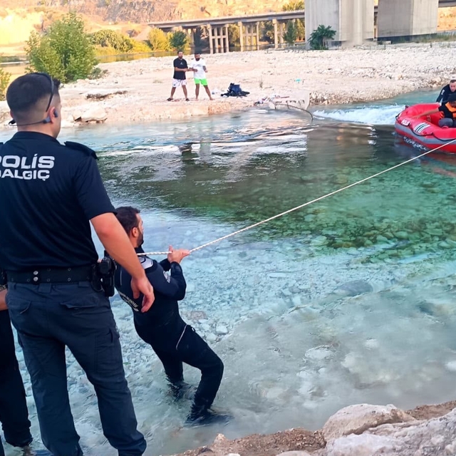 Piknik yaparken köprü altında mahsur kalan 6 kişi kurtarıldı
Fırat Nehri üz...