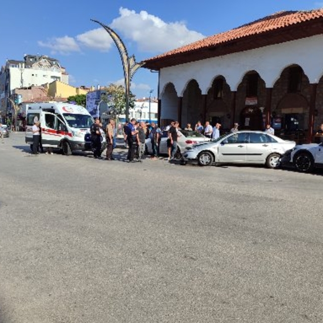 Çorum'da park halindeki iki otomobile çarpan otomobilin sürücü alkollü çıkt...