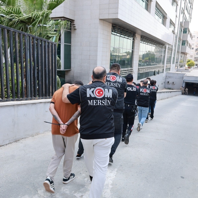 Silahlı saldırı hazırlığındaki 2 kişi ile bağlantılı oldukları 4 şüpheli tu...