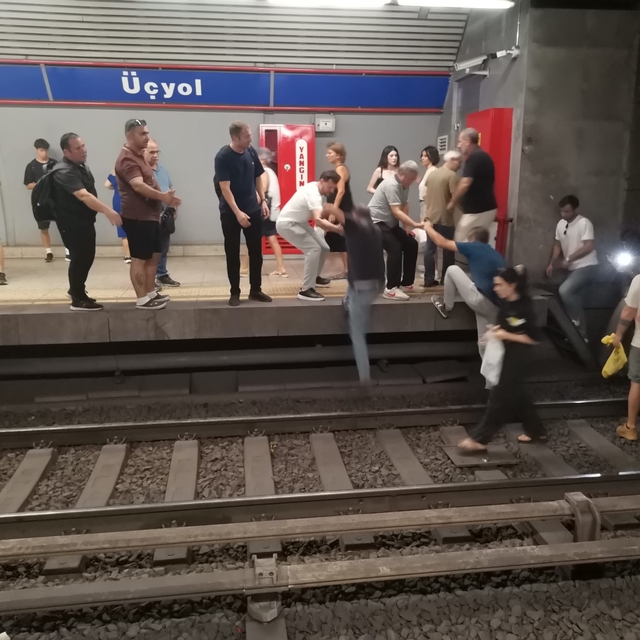 İzmir'de metro seferleri normale döndü