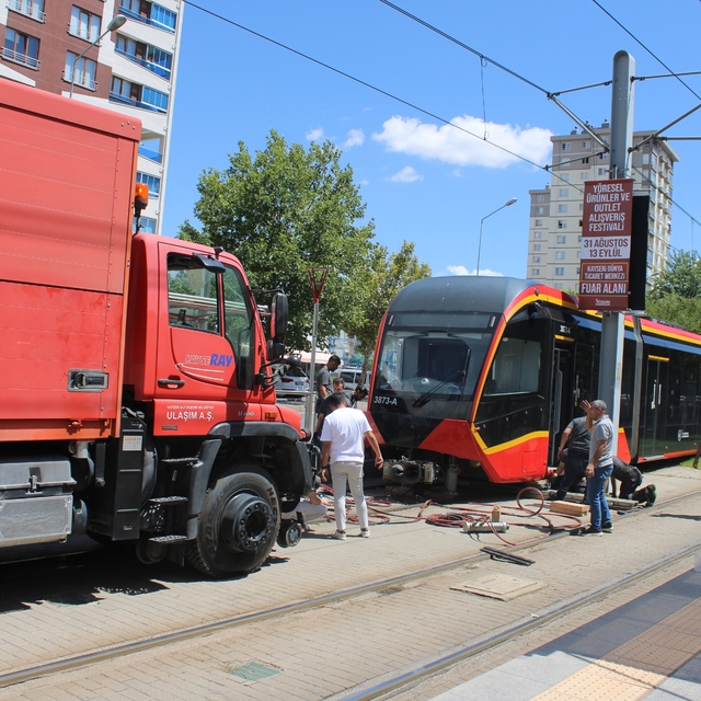 Tramvayın çarptığı genç kadın hayatını kaybetti