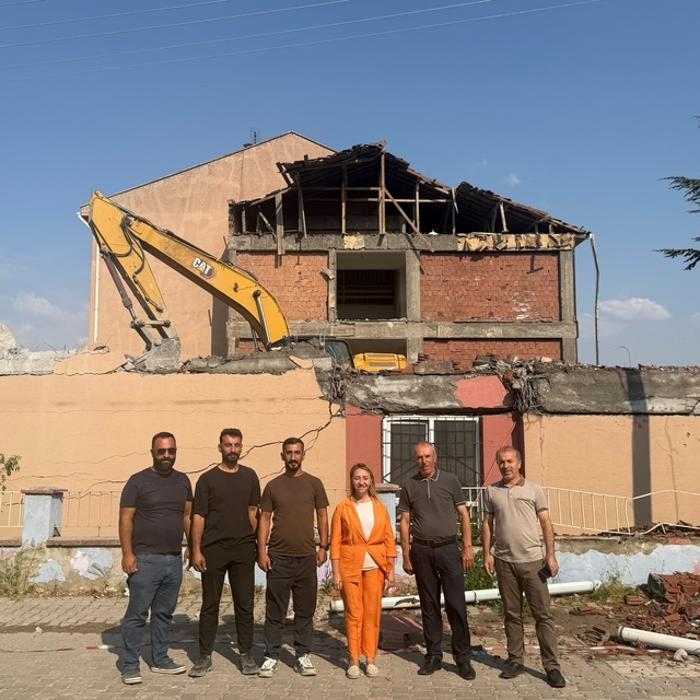Deprem riski olan Atatürk Ortaokulu yıkılıyor
