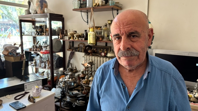 Yılların antikacısından tavsiyeler
Eskişehir'de 20 yılı aşkın süredir antikacılık yapan 78 yaşındaki Hamza Abay;
"Geçmişte kalan zenginlikler hepimizindir, birçoğu kıymetini bilmeyip çöpe atıyor"
"Antikacılık sadece bir ticaret değil, geçmişi okuma sanatıdır"
"Bu meslek sadece ticaret için yapılmaz, bizimkisi sevdadır"